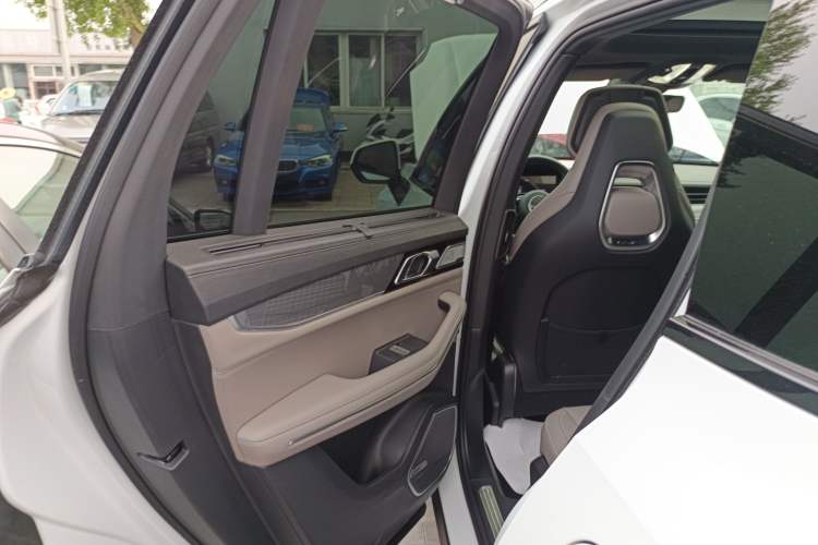 Used Lynk & Co 09 EM-P 2023 2.0TD EM-P Long-Range Version PM 7-Seater Interior 8