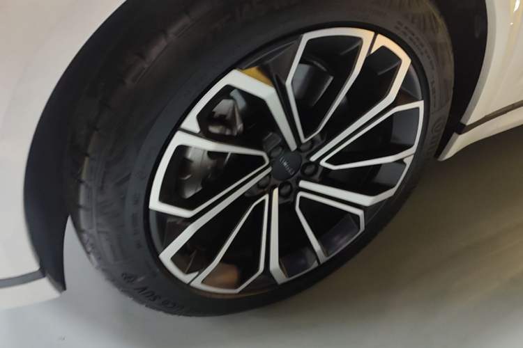 Used Lynk & Co 09 EM-P 2023 2.0TD EM-P Four-Wheel Drive Asian Games Executive Edition Five Seats Left Front Wheel Hub