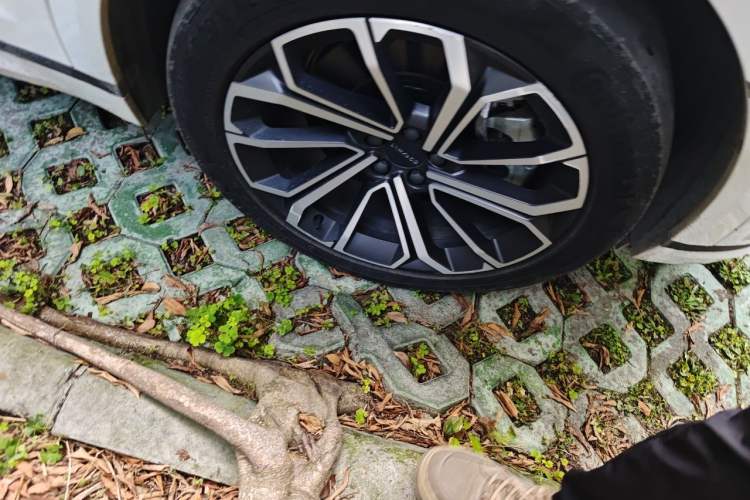 Used Lynk & Co 09 EM-P 2023 2.0TD EM-P Long-Range Version PM Six-Seater Right Front Wheel Hub