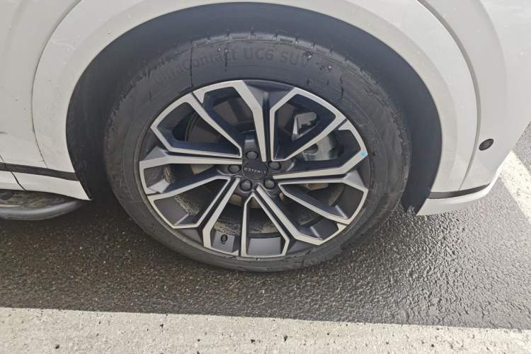 Used Lynk & Co 09 EM-P 2023 2.0TD EM-P Four-Wheel Drive Asian Games Executive Edition Five Seats Right Front Wheel Hub