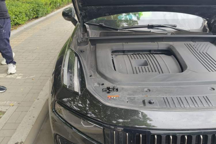 Used Lynk & Co 09 EM-P 2024 2.0TD EM-P Four-Wheel Drive PRO Seven-Seater Engine Bay Right