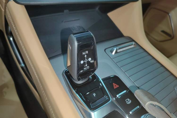 Used Lynk & Co 09 EM-P 2024 2.0TD EM-P Four-Wheel Drive ULTRA Six-Seater Gear Lever