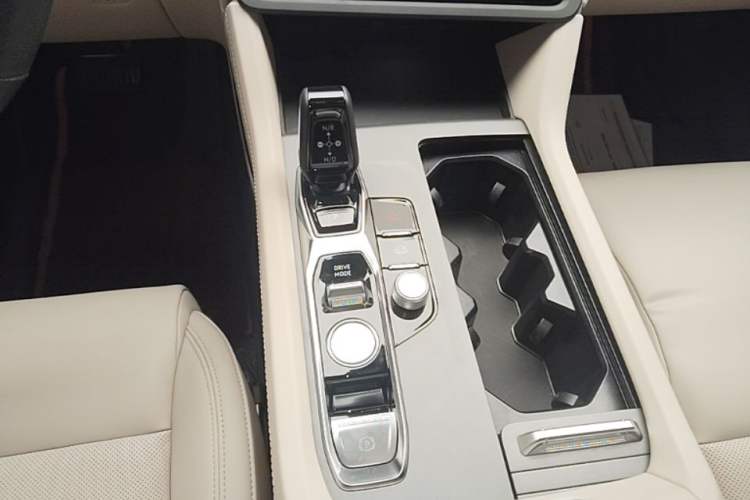Used Lynk & Co 09 EM-P 2024 2.0TD EM-P Four-Wheel Drive ULTRA Six-Seater Gear Lever