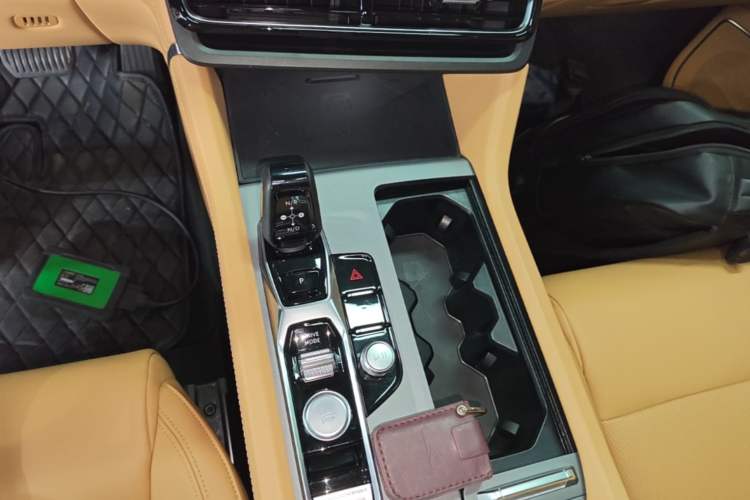 Used Lynk & Co 09 EM-P 2024 2.0TD EM-P Four-Wheel Drive HALO Six-Seater Gear Lever