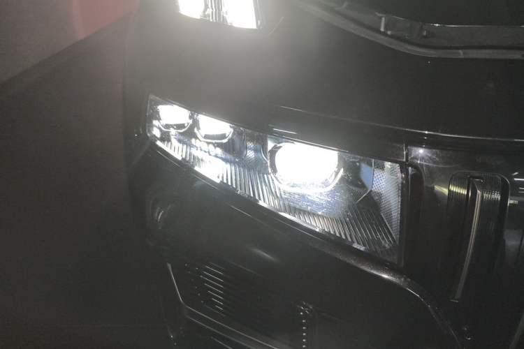 Used Lynk & Co 09 EM-P 2024 2.0TD EM-P Four-Wheel Drive ULTRA Six-Seater Right Front Headlight