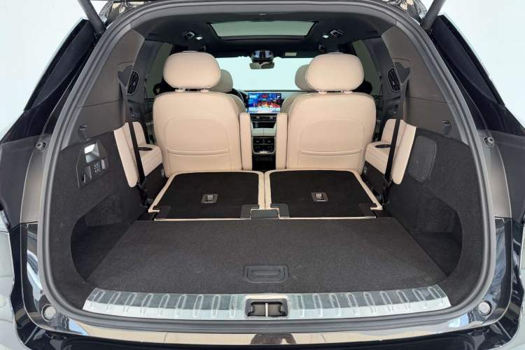 Used Lynk & Co 09 EM-P 2024 2.0TD EM-P Four-Wheel Drive HALO Six-Seater Trunk