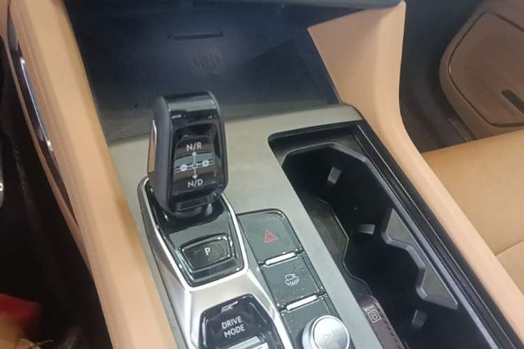 Used Lynk & Co 09 EM-P 2024 2.0TD EM-P Four-Wheel Drive ULTRA Six-Seater Gear Lever
