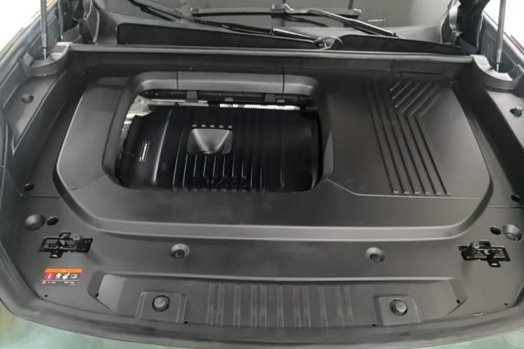 Used Lynk & Co 09 EM-P 2024 2.0TD EM-P Four-Wheel Drive ULTRA Six-Seater Engine Bay