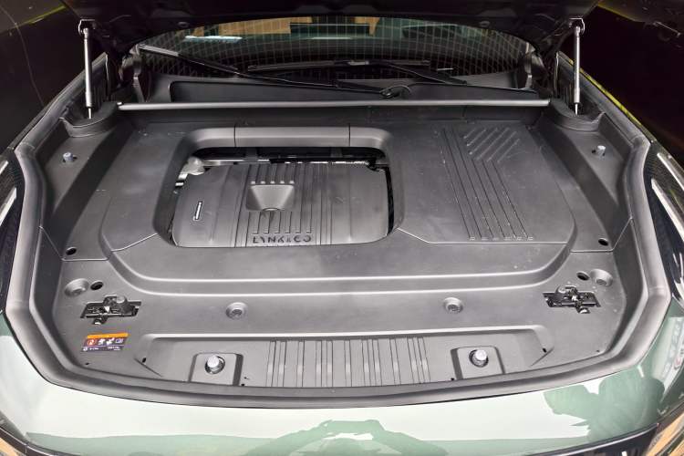 Used Lynk & Co 09 EM-P 2024 2.0TD EM-P Four-Wheel Drive HALO Six-Seater Engine Bay