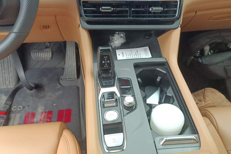 Used Lynk & Co 09 EM-P 2024 2.0TD EM-P Four-Wheel Drive ULTRA Six-Seater Gear Lever