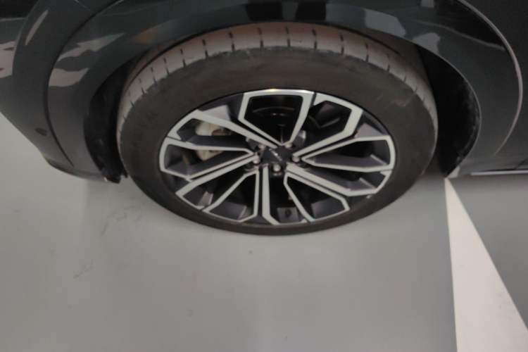 Used Lynk & Co 09 EM-P 2024 2.0TD EM-P Four-Wheel Drive ULTRA Six-Seater Left Front Wheel Hub