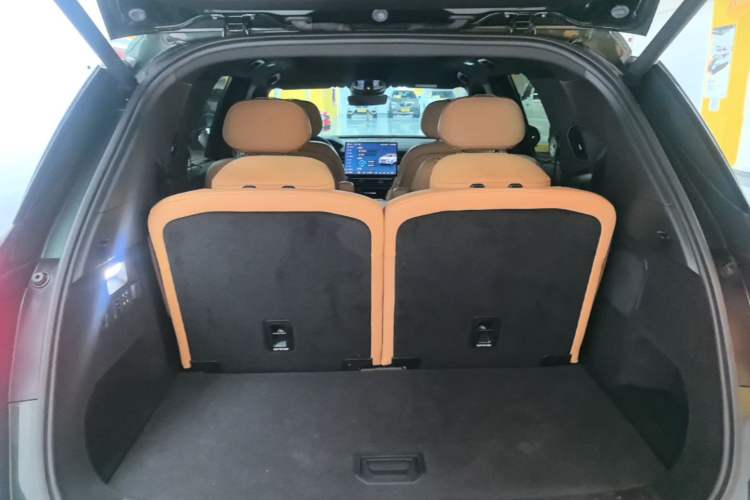 Used Lynk & Co 09 EM-P 2024 2.0TD EM-P Four-Wheel Drive ULTRA Six-Seater Trunk