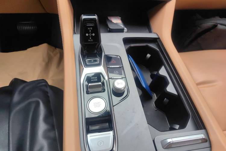 Used Lynk & Co 09 EM-P 2024 2.0TD EM-P Four-Wheel Drive ULTRA Six-Seater Gear Lever
