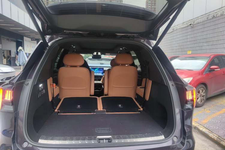 Used Lynk & Co 09 EM-P 2024 2.0TD EM-P Four-Wheel Drive ULTRA Six-Seater Trunk