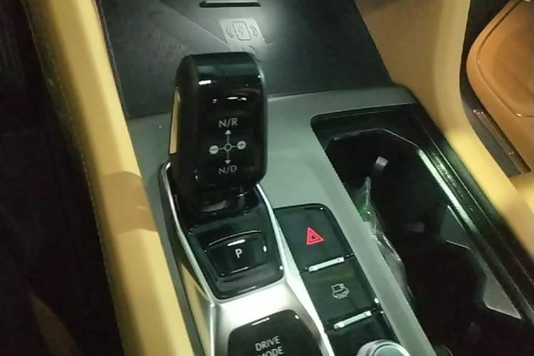 Used Lynk & Co 09 EM-P 2024 2.0TD EM-P Four-Wheel Drive HALO Six-Seater Gear Lever