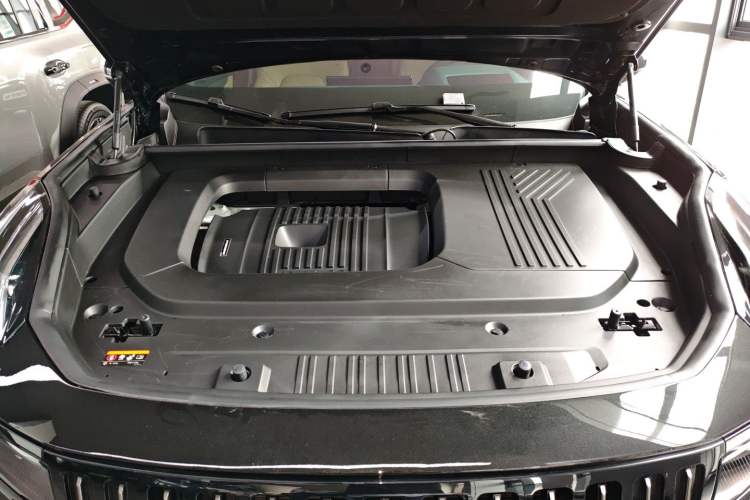 Used Lynk & Co 09 EM-P 2025 2.0TD EM-P Four-Wheel Drive Max Five Seats Engine Bay