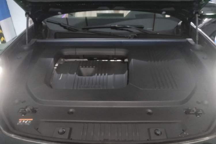 Used Lynk & Co 09 EM-P 2025 2.0TD EM-P Four-Wheel Drive Max Five Seats Engine Bay