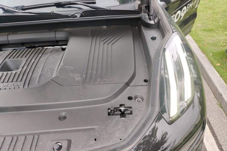 Used Lynk & Co 09 EM-P 2025 2.0TD EM-P Four-Wheel Drive Max Five Seats Engine Bay Left