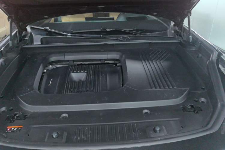 Used Lynk & Co 09 EM-P 2025 2.0TD EM-P Four-Wheel Drive Max Five Seats Engine Bay