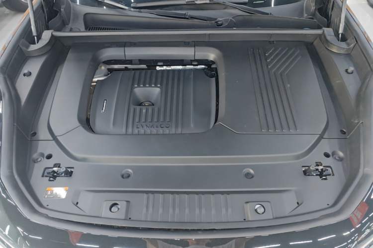 Used Lynk & Co 09 EM-P 2025 2.0TD EM-P Four-Wheel Drive Max Five Seats Engine Bay