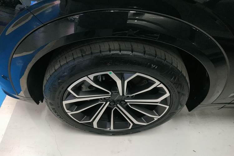 Used Lynk & Co 09 EM-P 2025 2.0TD EM-P Four-Wheel Drive Max Five Seats Left Front Wheel Hub