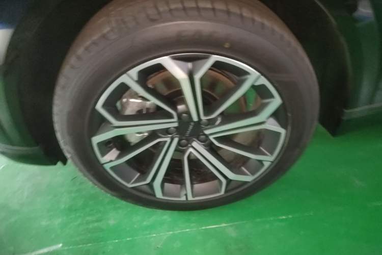 Used Lynk & Co 09 EM-P 2025 2.0TD EM-P Four-Wheel Drive Max Five Seats Left Front Wheel Hub
