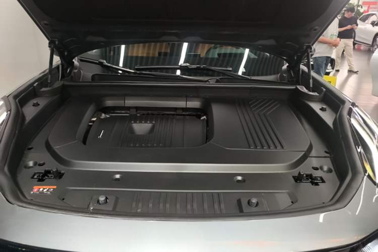 Used Lynk & Co 09 EM-P 2025 2.0TD EM-P Four-Wheel Drive Max Five Seats Engine Bay