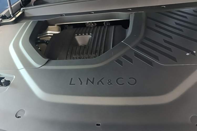 Used Lynk & Co 900 2025 2.0T Exploration Edition Engine Bay