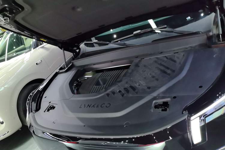 Used Lynk & Co 900 2025 2.0T Ultra Engine Bay