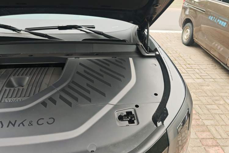 Used Lynk & Co 900 2025 2.0T Ultra Engine Bay Left
