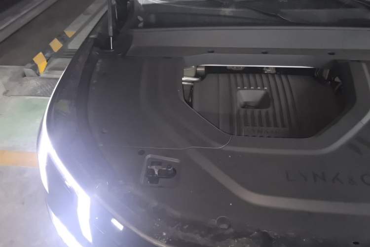 Used Lynk & Co 900 2025 2.0T Ultra Engine Bay Right
