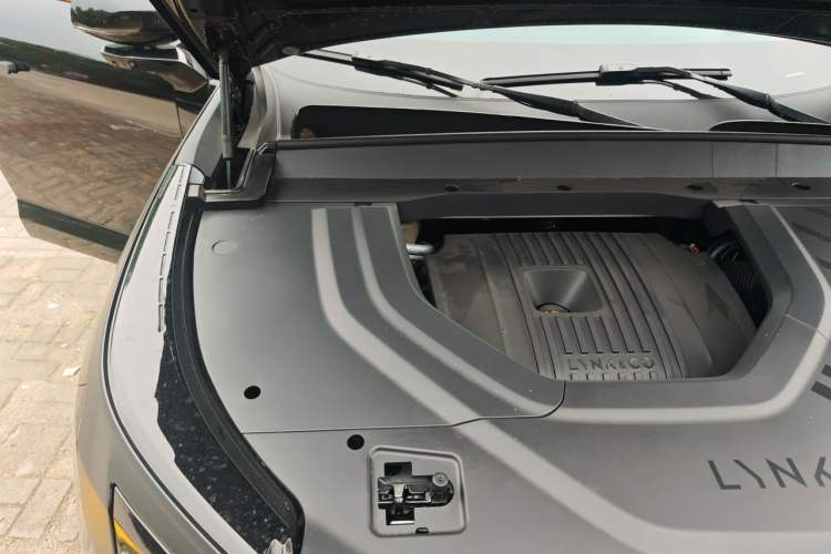 Used Lynk & Co 900 2025 2.0T Ultra Engine Bay Right