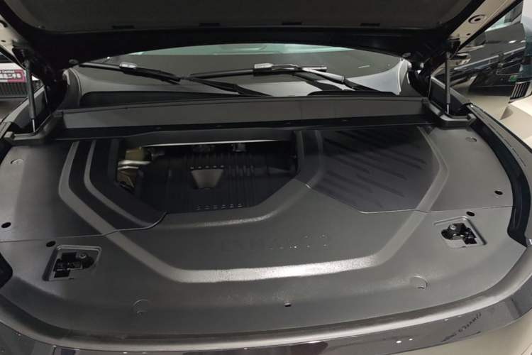 Used Lynk & Co 900 2025 2.0T Exploration Edition Engine Bay