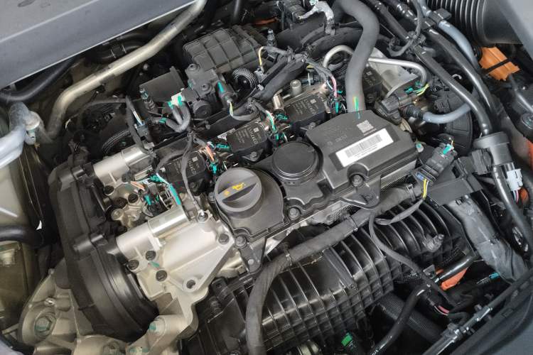 Used Lynk & Co 900 2025 2.0T Exploration Edition Engine Bay
