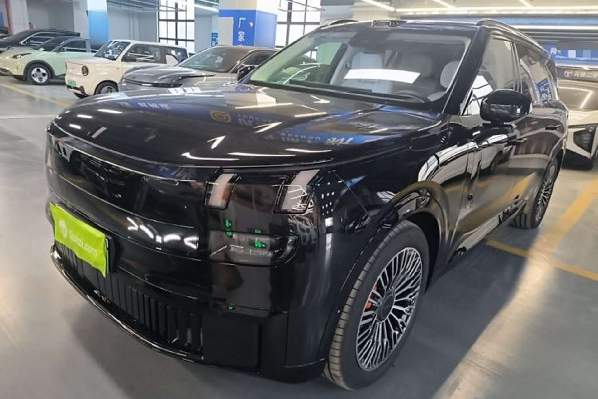 Used Lynk & Co 900 2025 2.0T Exploration Edition Front Left 45 Deg