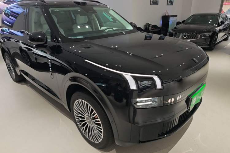 Used Lynk & Co 900 2025 2.0T Exploration Edition Front Right 45 Deg