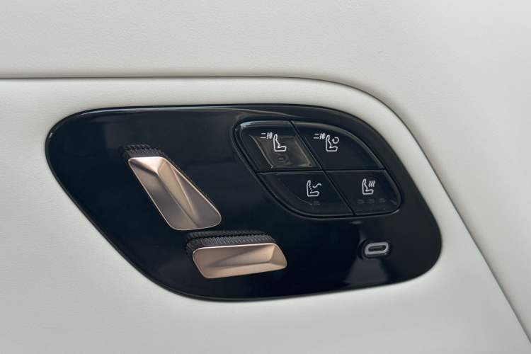 Used Lynk & Co 900 2025 2.0T Ultra Interior 5