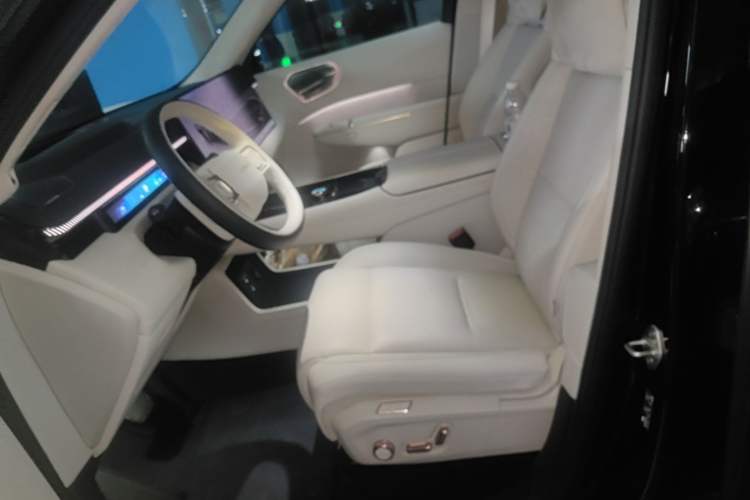 Used Lynk & Co 900 2025 2.0T Ultra Left Front Seat