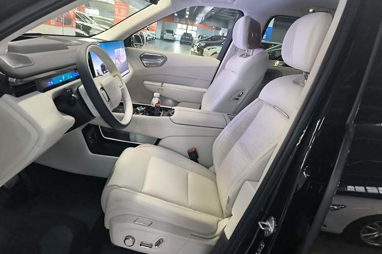 Used Lynk & Co 900 2025 2.0T Exploration Edition Left Front Seat
