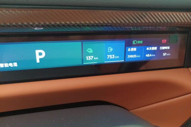 Used Lynk & Co 900 2025 2.0T Ultra Odometer Close Up