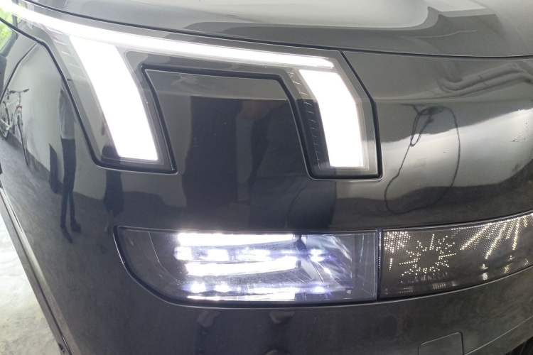 Used Lynk & Co 900 2025 2.0T Ultra Right Front Headlight