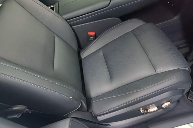 Used Lynk & Co 900 2025 2.0T Exploration Edition Right Front Seat