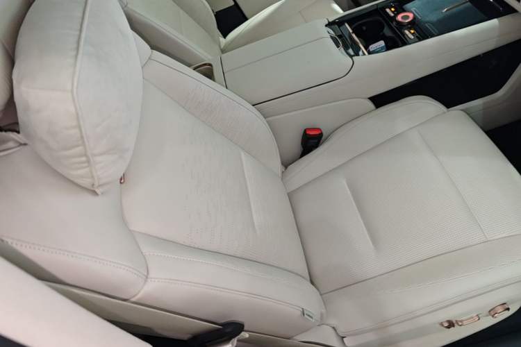 Used Lynk & Co 900 2025 2.0T Exploration Edition Right Front Seat