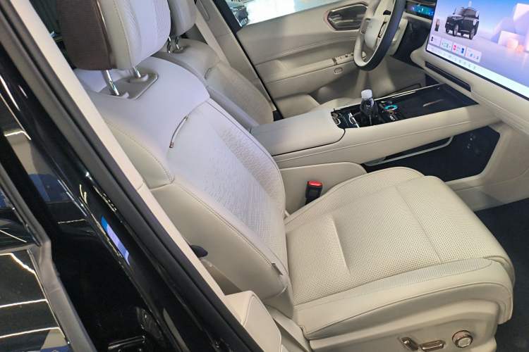 Used Lynk & Co 900 2025 2.0T Exploration Edition Right Front Seat