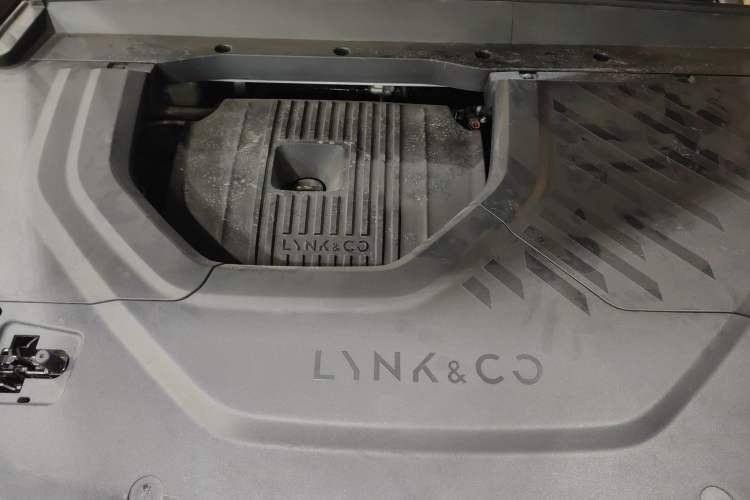 Used Lynk & Co 900 2025 2.0T Ultra Engine Bay