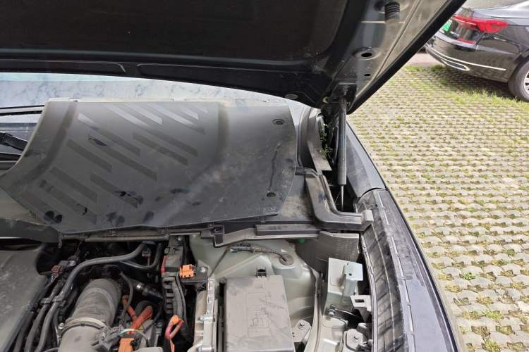 Used Lynk & Co 900 2025 2.0T Ultra Engine Bay Left