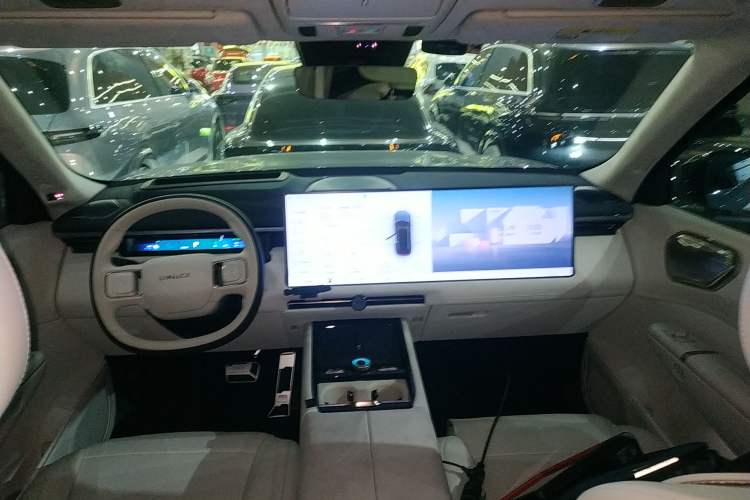 Used Lynk & Co 900 2025 2.0T Exploration Edition Interior 2