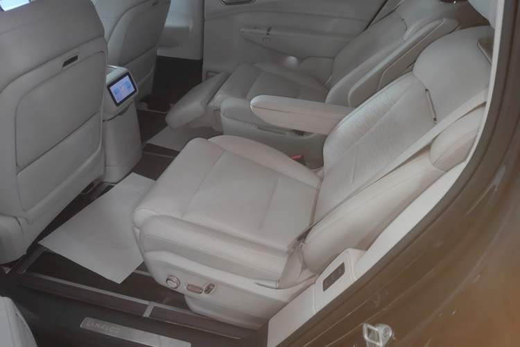 Used Lynk & Co 900 2025 2.0T Ultra Interior 4