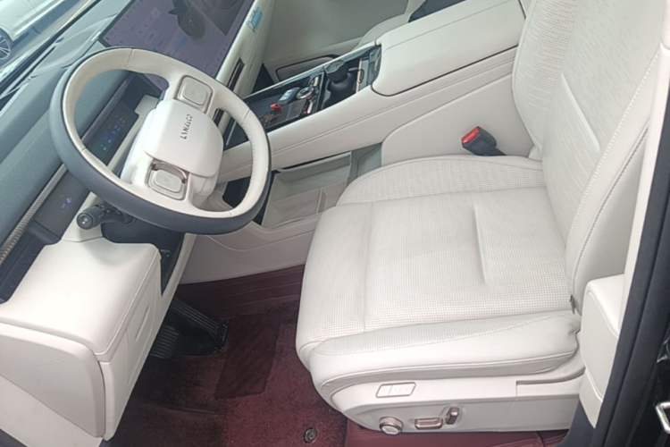 Used Lynk & Co 900 2025 2.0T Ultra Left Front Seat