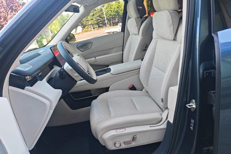 Used Lynk & Co 900 2025 2.0T Ultra Left Front Seat
